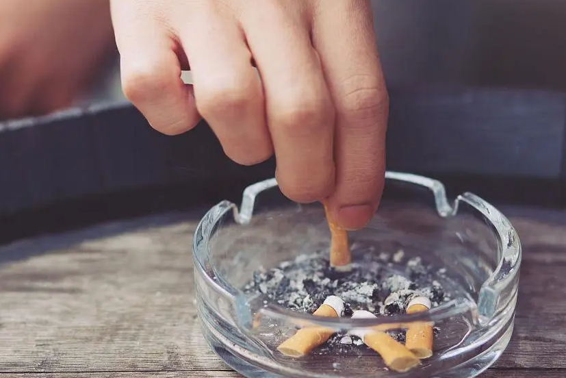 这里要提示一下,弹烟头虽然看起来特别炫,但最好还是不要有这种行为