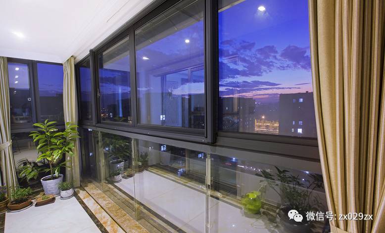 客厅阳台的超大落地窗