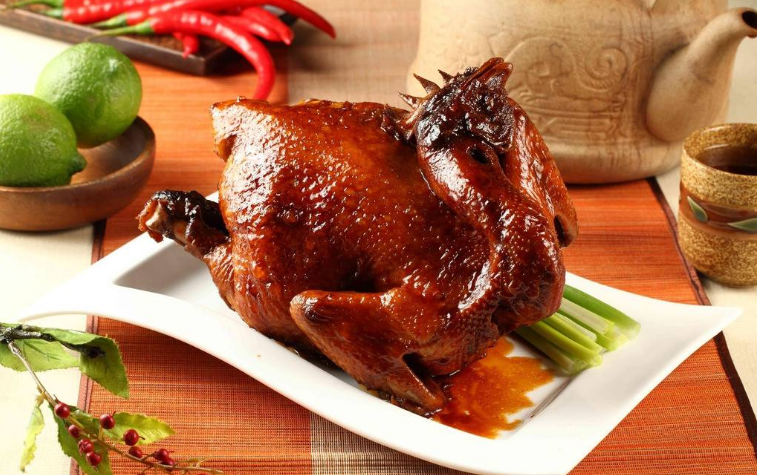 魏集烧鸡,又名"肴鸡",据传至今已有160年历史,魏集烧鸡成品颜色呈黑