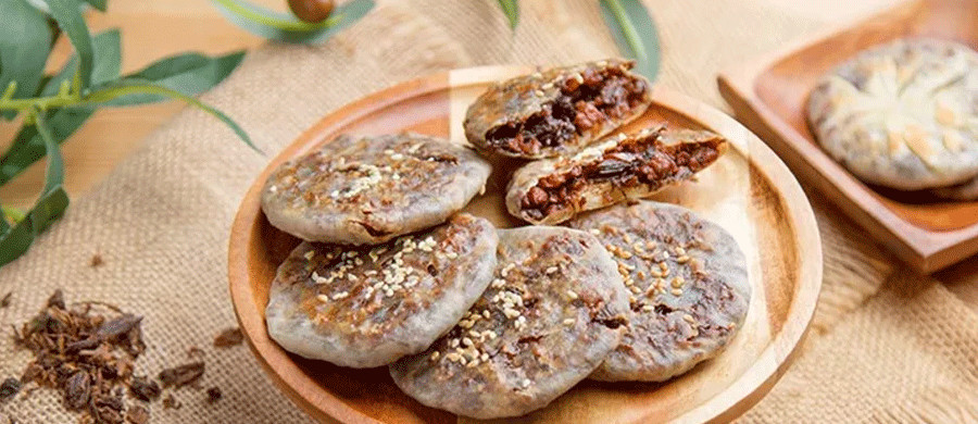 好吃易做的家常版饺子皮梅干菜饼｜酥脆可口