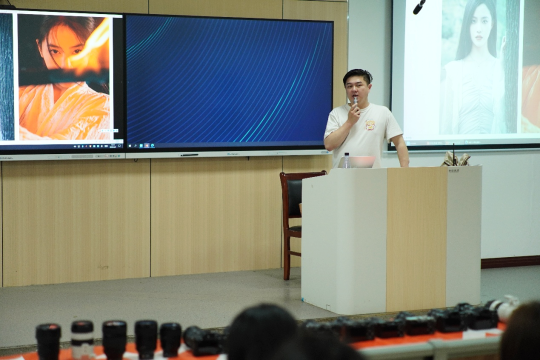 新锐摄影师秦飞老师分享 城市摄影队大学生小分队 张雪 摄.png