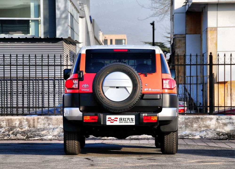 厚厚的挡泥板,粗壮的后杠,这才是男人心目中的越野车吧