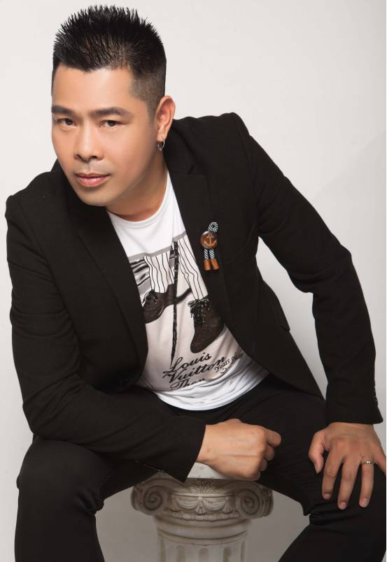 最"怪才"的草根歌手谢有才在漫长音乐征途跋涉,超越世俗的《爱一万次