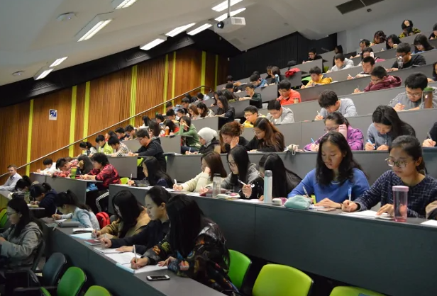 2020年的毕业留学生：真·乘风破浪！聚是上网课，散是网友见面会，连毕业照都得P...（组图） - 10