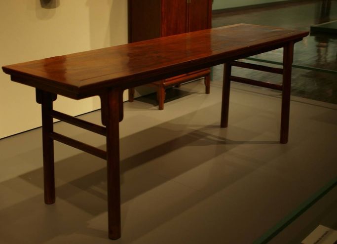 挑选红木家具时，有时会敲敲板面“听”，是什么作用？