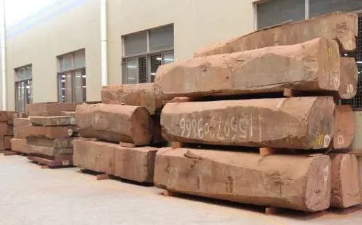 我想买红木家具，预算10万左右，到底是买缅甸花梨木还是阔叶黄