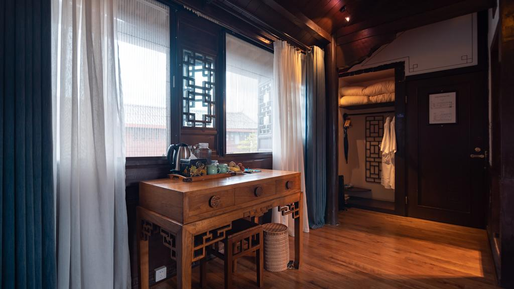 有人说，自从接触了红木家具，他就“中毒”了