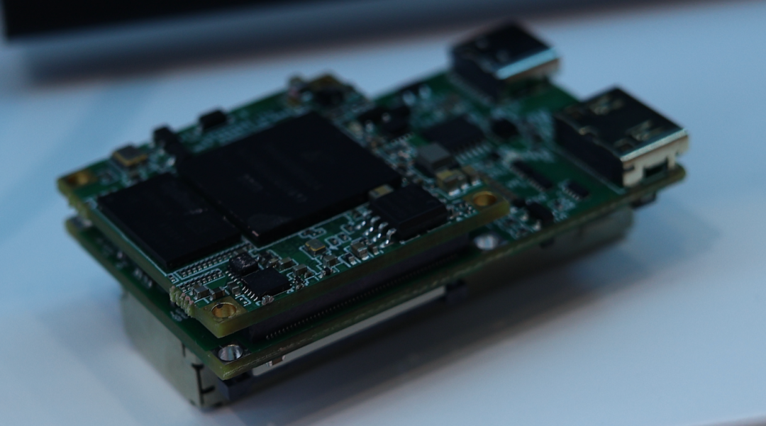 这个是 FPGA 的一个光模块，是安路