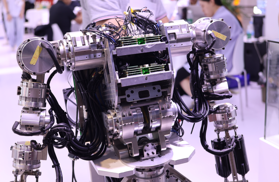 看看人形机器人恐怖的线束