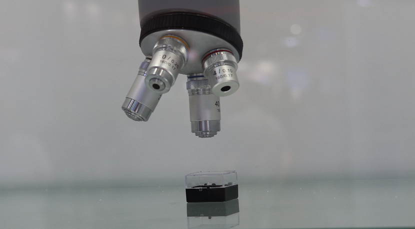 一个芯片放大一亿倍的展示