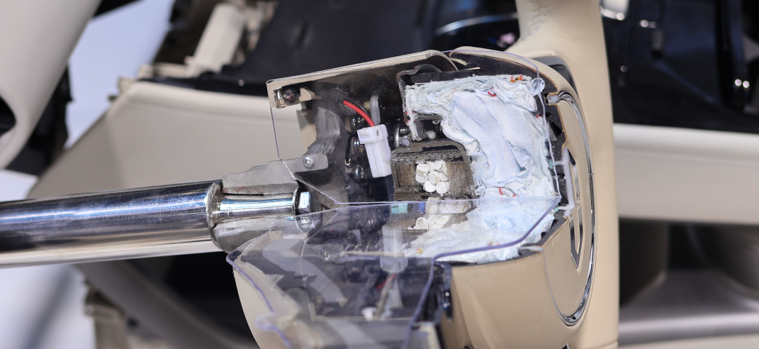 可以看到安全气囊的炸药