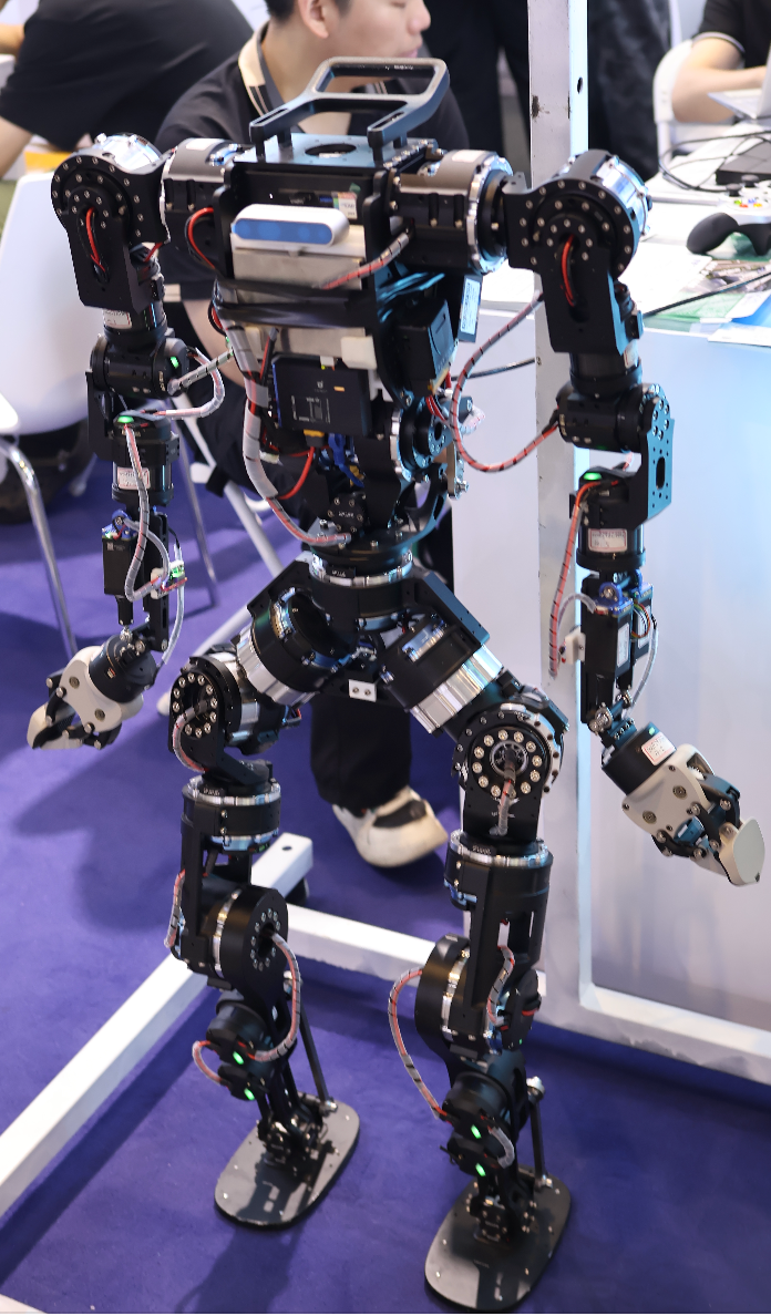 现在的机器人一点美感也没有