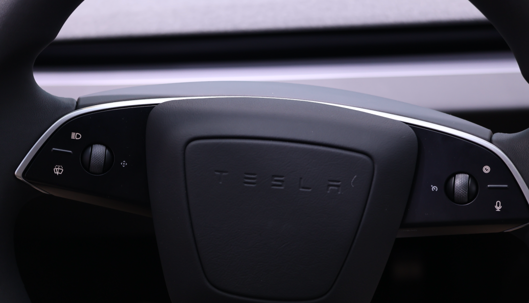 这个方向盘好丑，不过智己也不好看