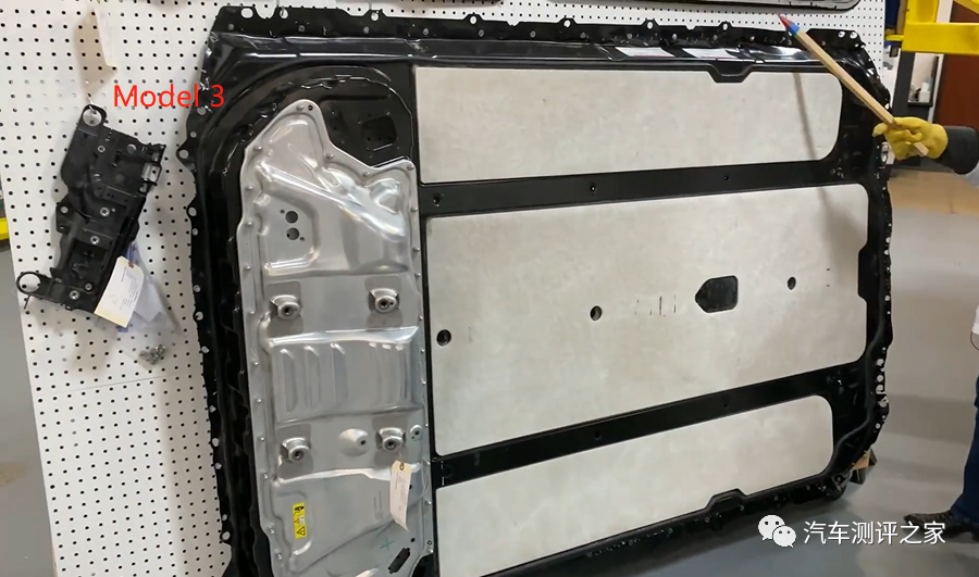 特斯拉Model Y電池拆解的圖1