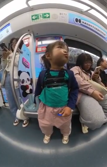 长沙4岁女童独自坐地铁回家视频火了！父亲回应：不是冒险，在她能力范围内