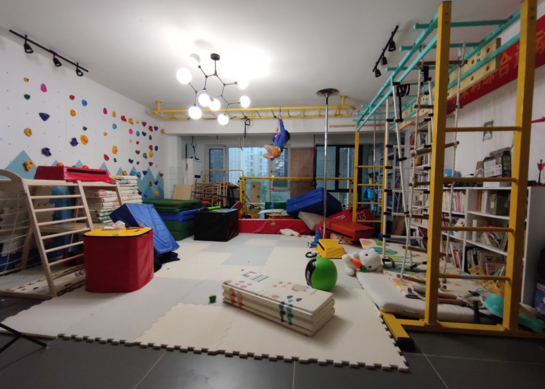 长沙4岁女童独自坐地铁回家视频火了！父亲回应：不是冒险，在她能力范围内