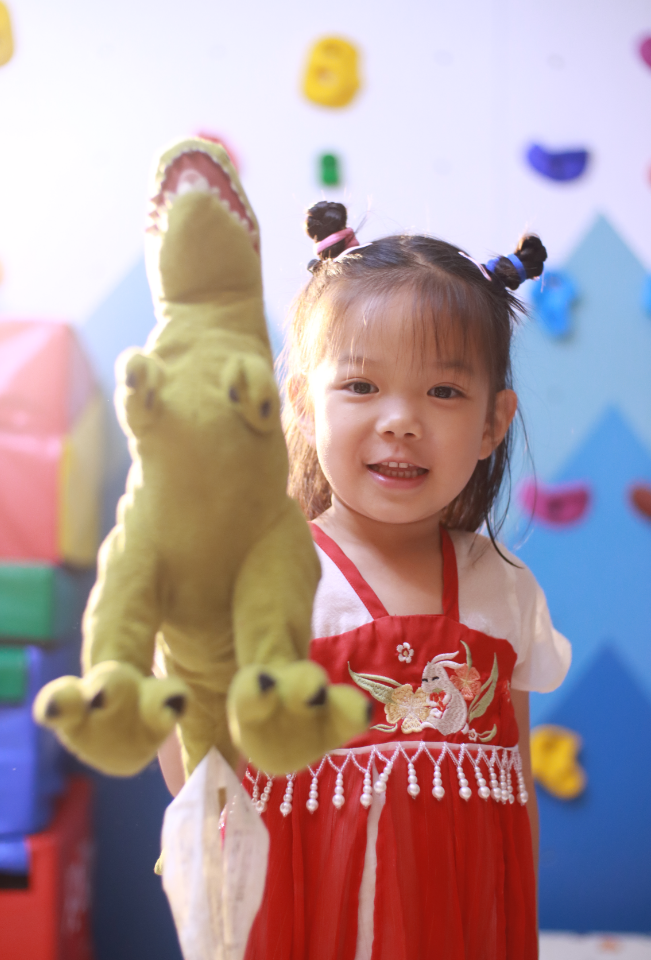 长沙4岁女童独自坐地铁回家视频火了！父亲回应：不是冒险，在她能力范围内