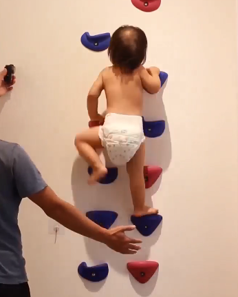 长沙4岁女童独自坐地铁回家视频火了！父亲回应：不是冒险，在她能力范围内