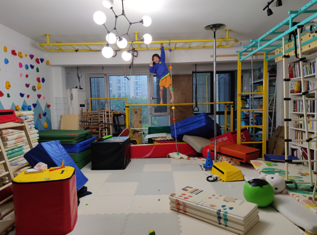 长沙4岁女童独自坐地铁回家视频火了！父亲回应：不是冒险，在她能力范围内