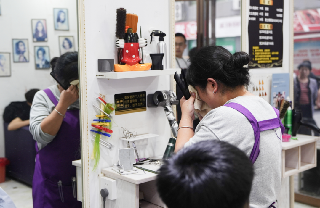 店外排长龙！“听得懂话”的湖南发型师晓华爆红全网，丈夫回应网友“全国巡剪”要求