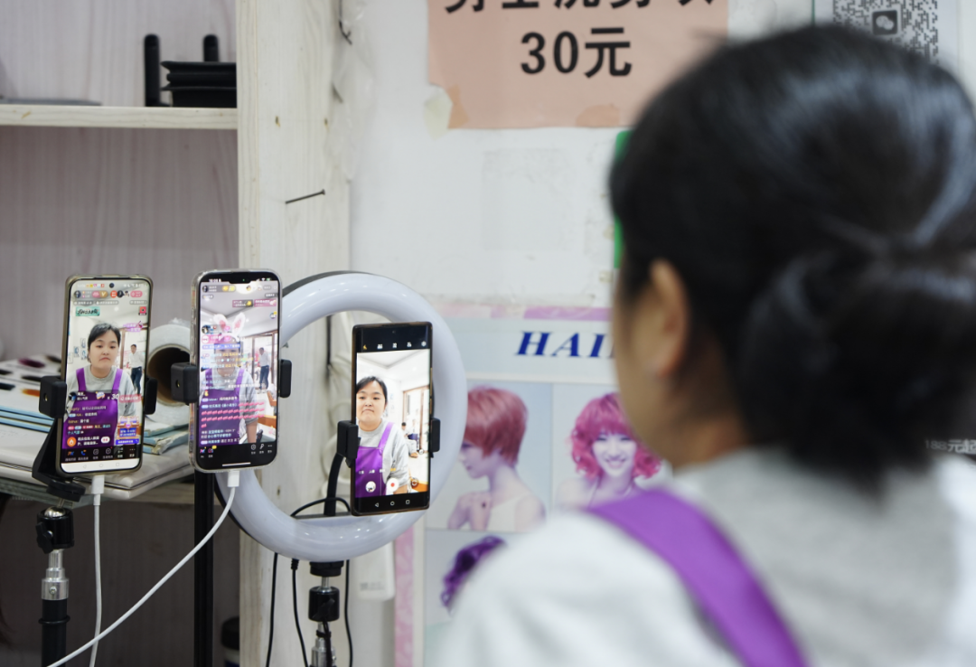 店外排长龙！“听得懂话”的湖南发型师晓华爆红全网，丈夫回应网友“全国巡剪”要求