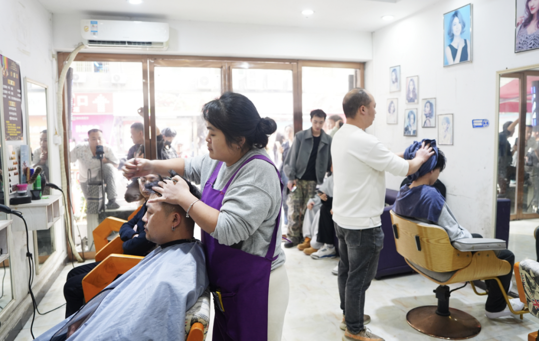 店外排长龙！“听得懂话”的湖南发型师晓华爆红全网，丈夫回应网友“全国巡剪”要求