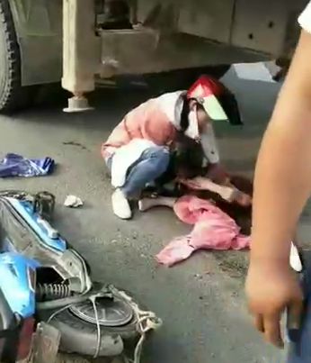 交通事故|四大桥附近发生货车电动车事故，一小女孩被撞严重