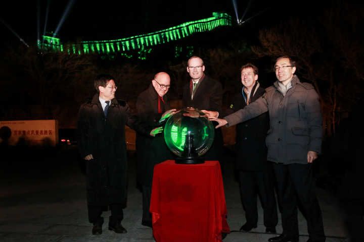 这家奶粉品牌和爱尔兰总理相约“点绿长城”，玩起了品牌文化心智