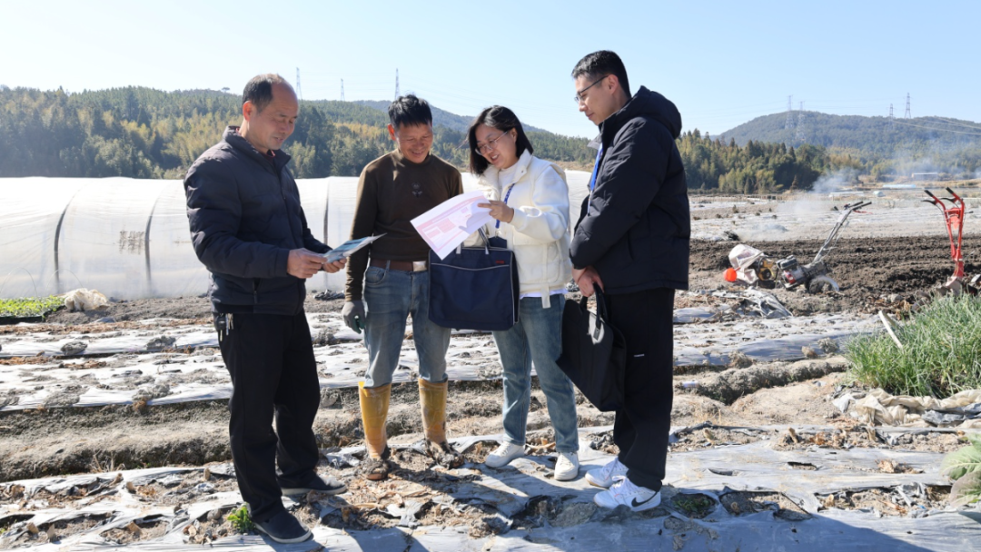1 闽侯县纪检监察干部在大湖乡新塘村向群众解读信访举报流程。.JPG
