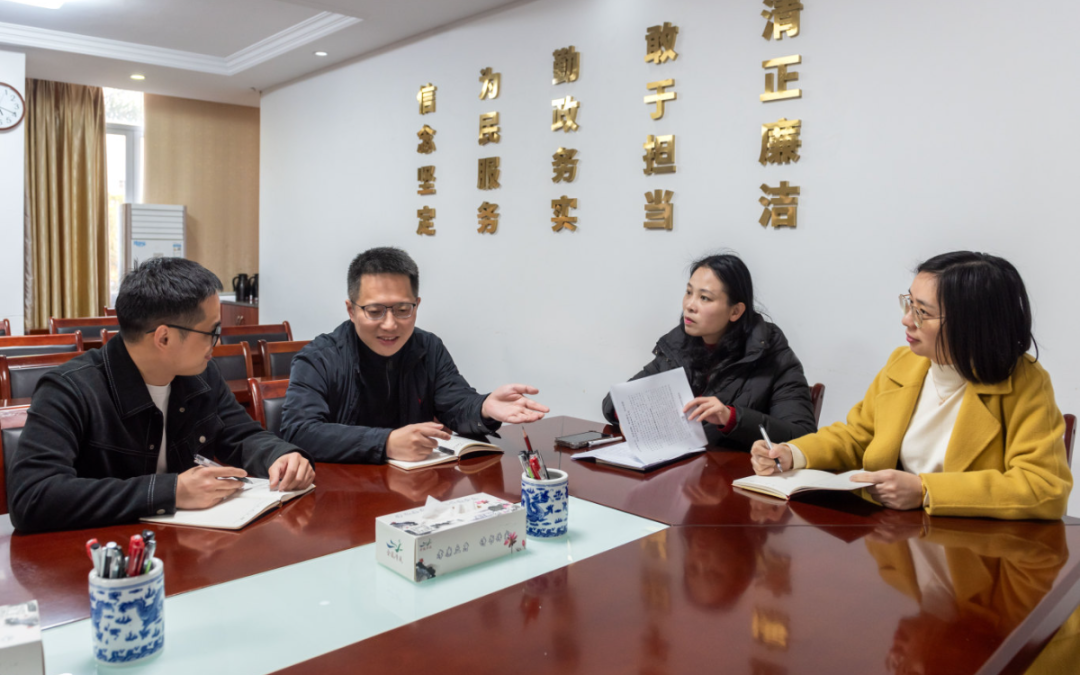 图为协管领导召集第三协作组召开周工作例会，对监督事项进行探讨。.jpg