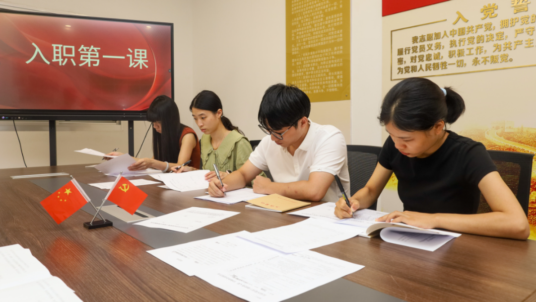 3.图为长乐区纪委监委为新进纪检监察干部开展“入职第一课”。.jpg
