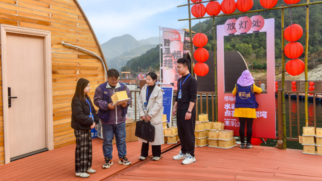 图为闽清县纪委监委纪检监察干部走访雄江镇漂浮公园了解春节准备情况.jpg