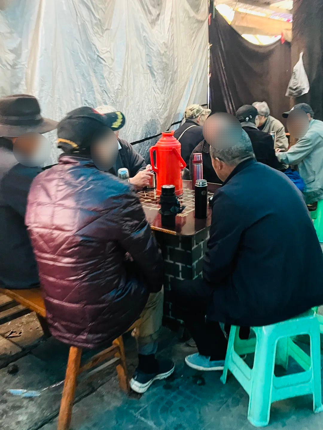 土豆,卖2块一斤据说吃起来更糯很多嬢嬢都是装了满满一袋回去从小巷子