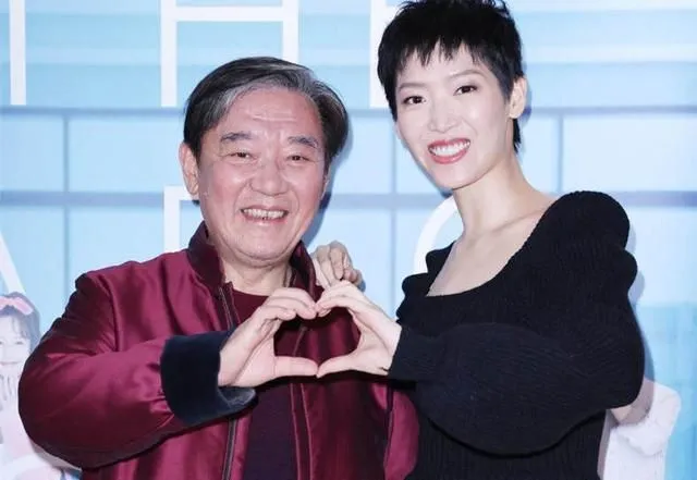老戏骨李立群女儿被曝光,曾交往过黑人男友,如今也进入娱乐圈(朋友圈