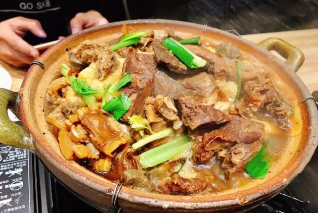 炭火煲暖粒粒广州6间飘香的传统风味牛杂煲你吃过没
