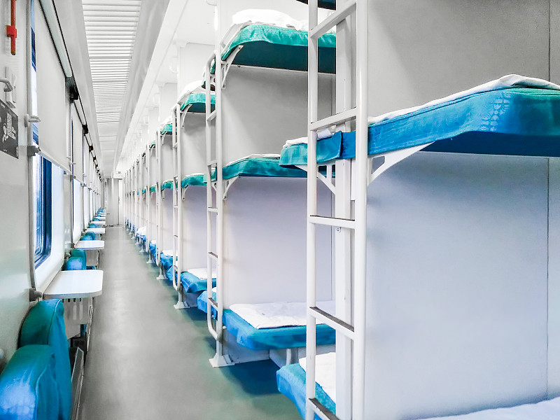 (常规25g外观)硬卧车共有11个敞开式或半包式间隔,每间隔左右两边有上