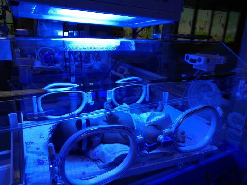 婴儿蓝光机怎么买新生儿变“小黄人”，除了蓝光治疗，中医药浴和小儿推拿也了解一下_https://www.jmylbn.com_新闻资讯_第5张