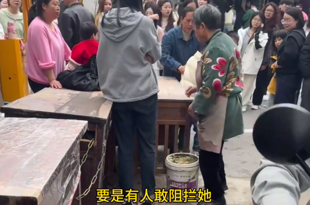 江西老太提粪占位事件激怒全网有些人注定一辈子都富不起来