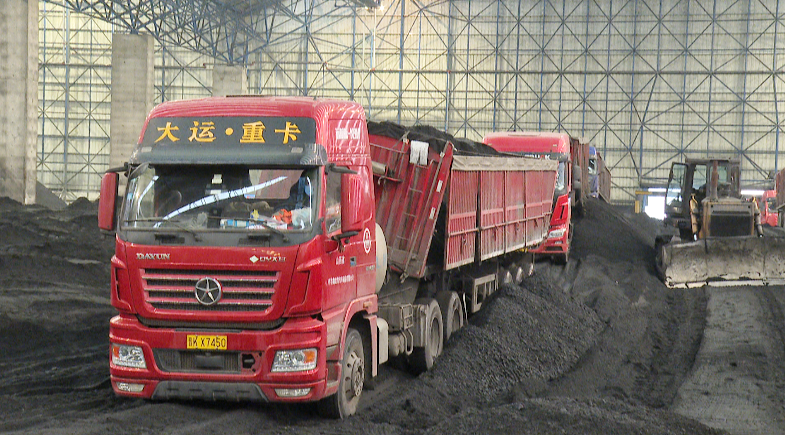 发电有限责任公司运行车间及储煤场看到,一辆辆运煤车正在排队卸煤