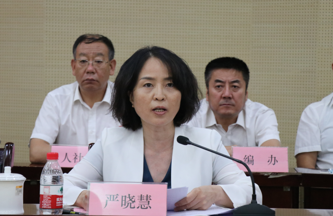 严晓慧指出安塞与海亮教育集团合作办学签约仪式,是安塞教育改革创新