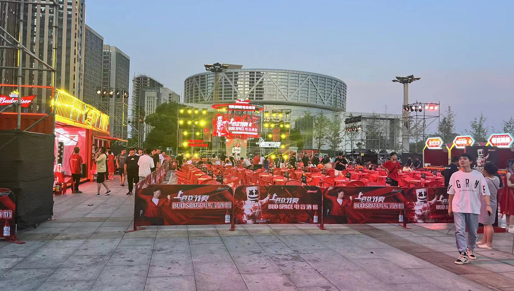 尽情摇摆百威啤酒电音节在市民广场正式开幕