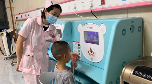 医院雾化机怎么用【改善就医服务⑥】“佩奇陪我做雾化！”——三江县中医医院引进智能雾化机，让孩子雾化不再难~_https://www.jmylbn.com_新闻资讯_第4张