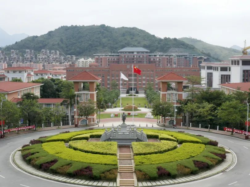 中山大学南方学院是2006年经教育部批准,由中山大学与广东珠江投资