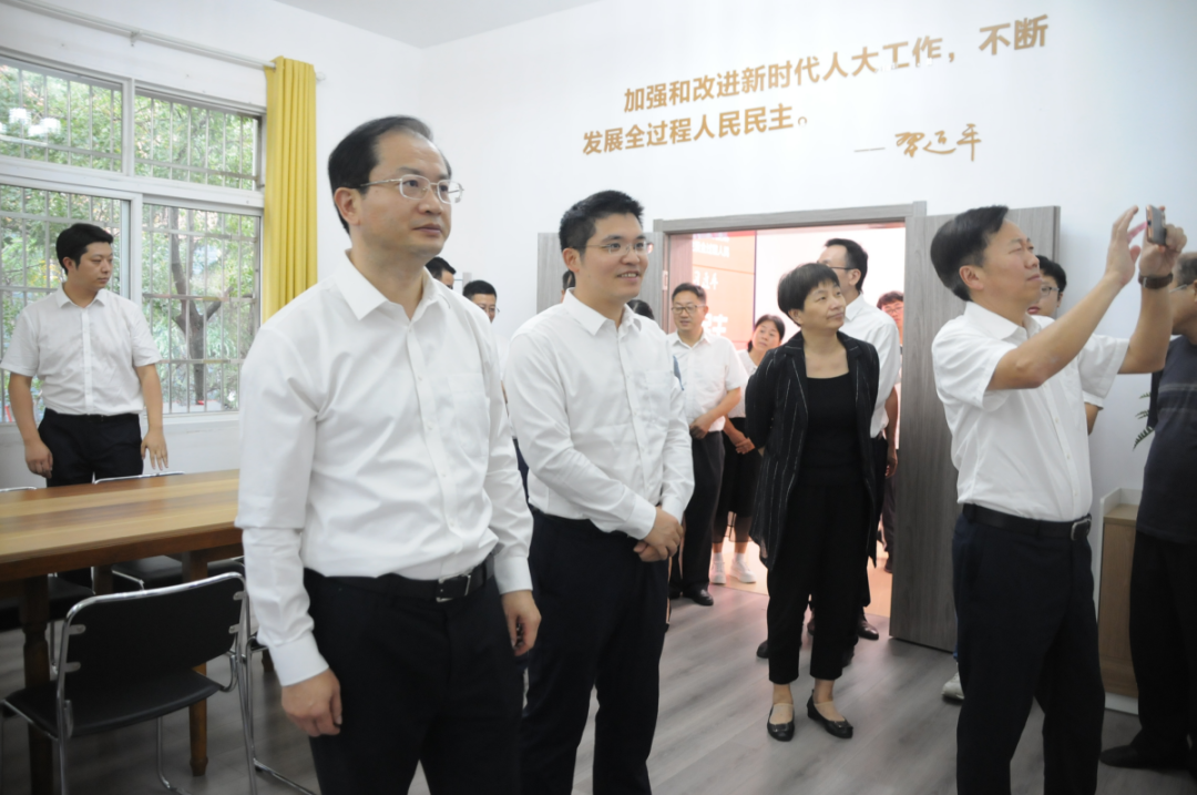 市十五届人大常委会举行第十二次会议