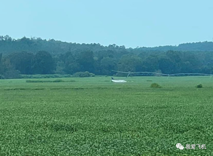 突发！一机场员工偷走一架飞机，威胁撞沃尔玛...的图4