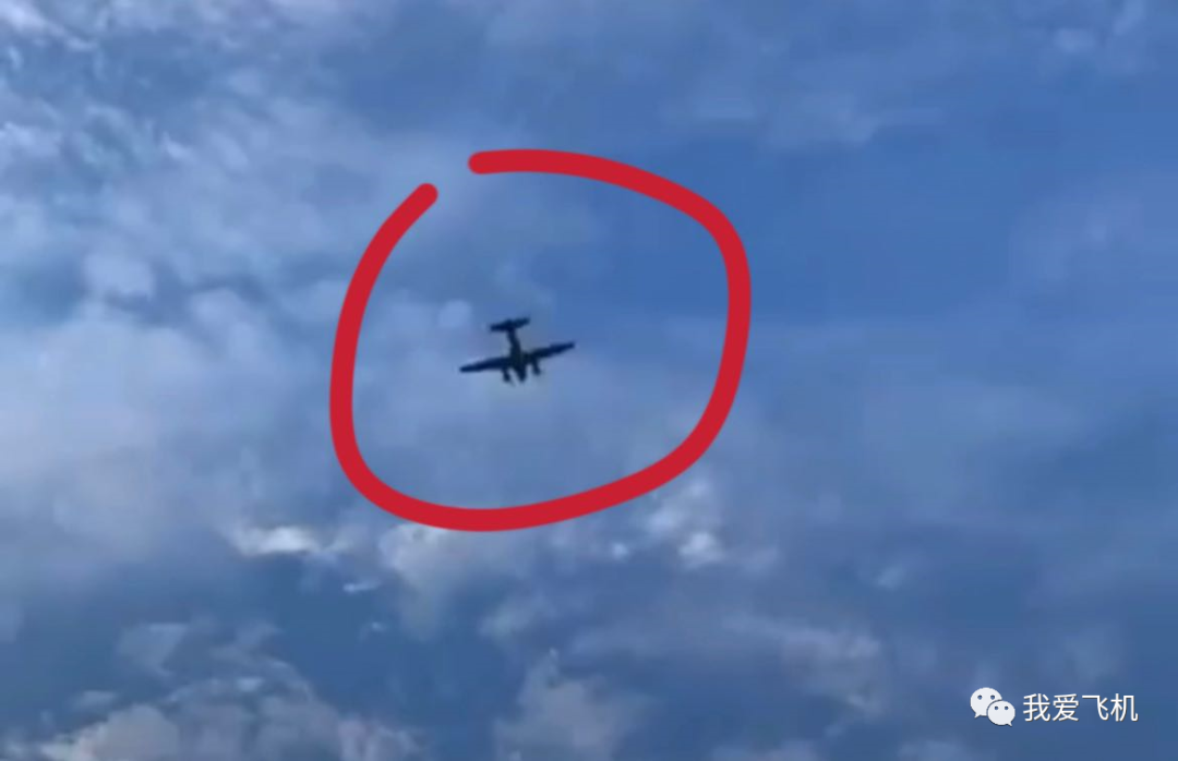 突发！一机场员工偷走一架飞机，威胁撞沃尔玛...的图1