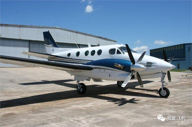 突发！一机场员工偷走一架飞机，威胁撞沃尔玛...的图2