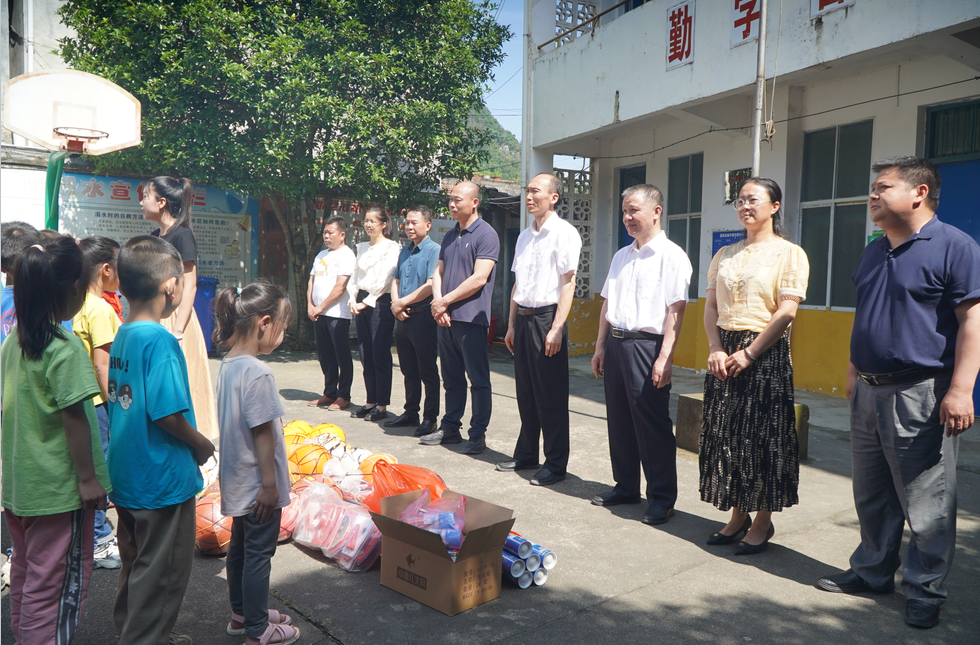 县四家班子主要领导开展"六一"儿童节慰问活动