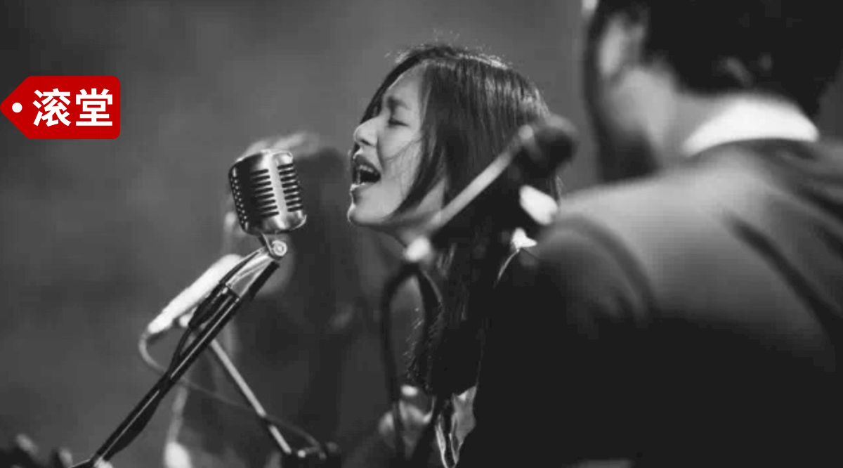 他们转身走向了大海