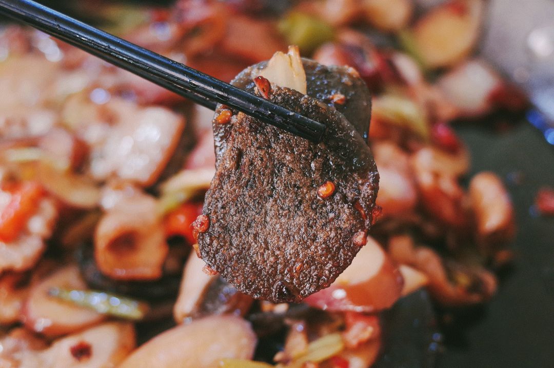 03酸菜炒魔芋这道菜的别名应该叫"饭扫光",热热辣辣的酸菜魔芋更像